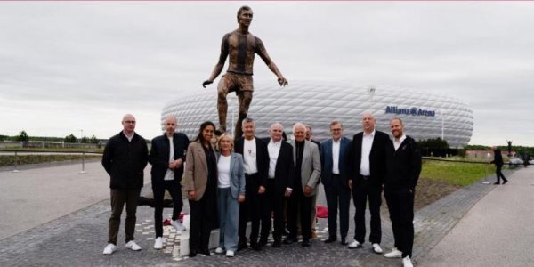 港美股配资 贝肯鲍尔雕像在安联球场揭幕，与传奇人物盖德-穆勒雕像并列